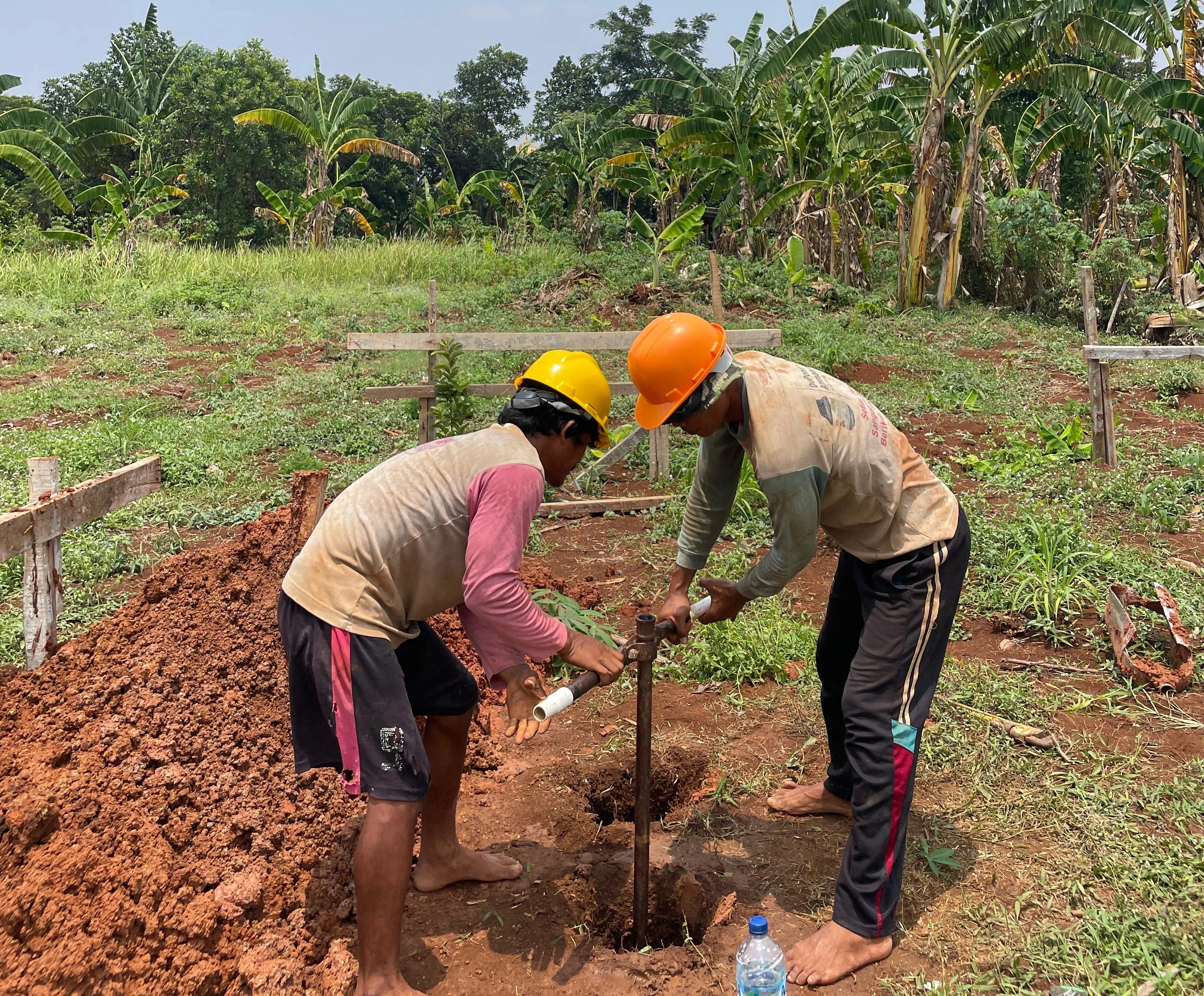 Proyek strauss pile untuk pondasi gudang peluru TNI AD di Jatimakmur Bekasi dengan kondisi tanah merah asli - jasa strauss pile untuk proyek pertahanan oleh CV Artomoro