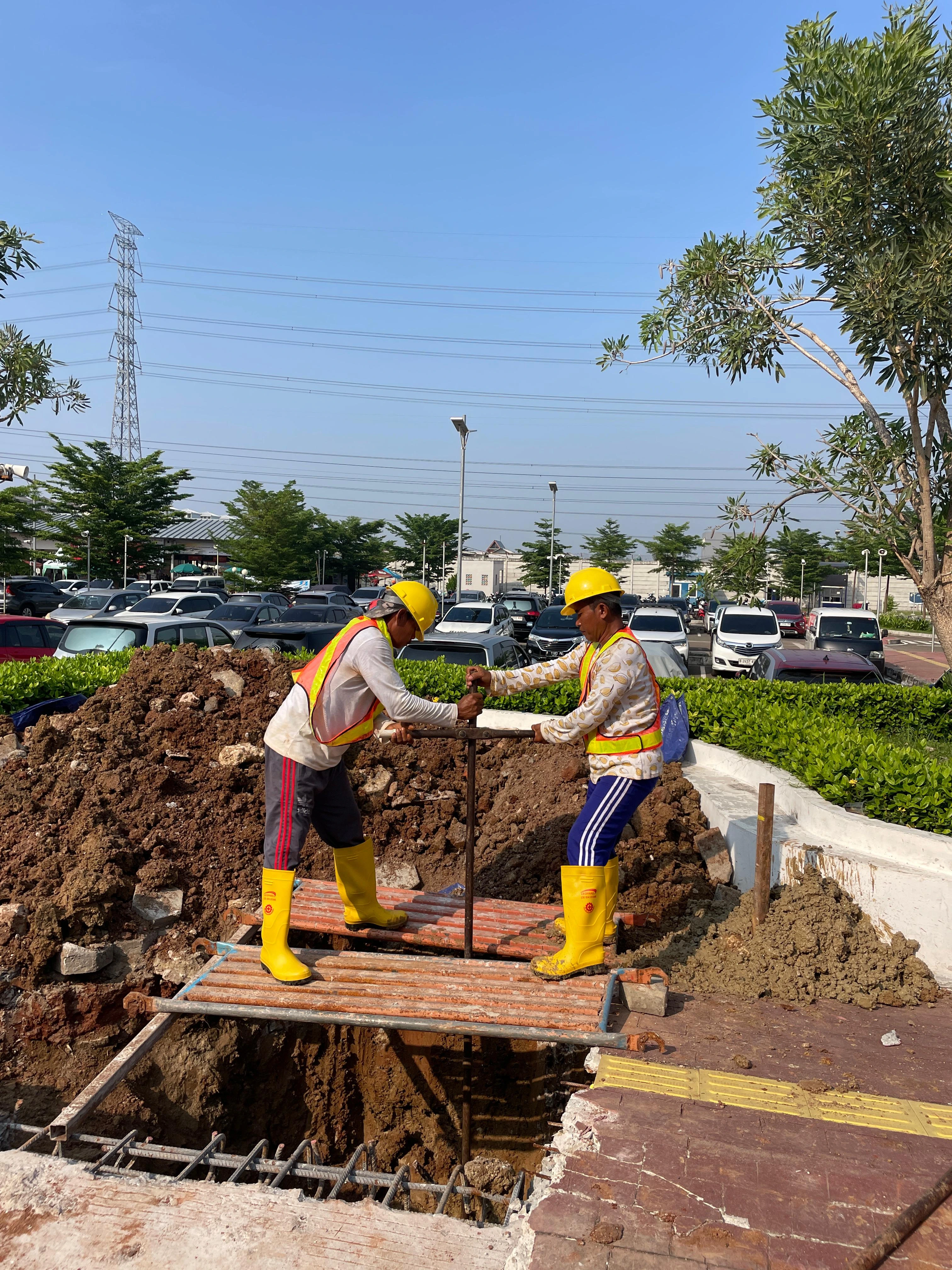 Proses pengerjaan strauss pile untuk pondasi kanopi di Pelabuhan Muara Angke Jakarta